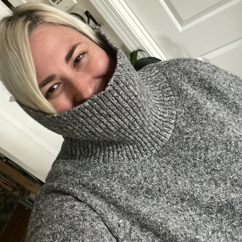 Versatile easy grey Old Navy Sweater w long neck